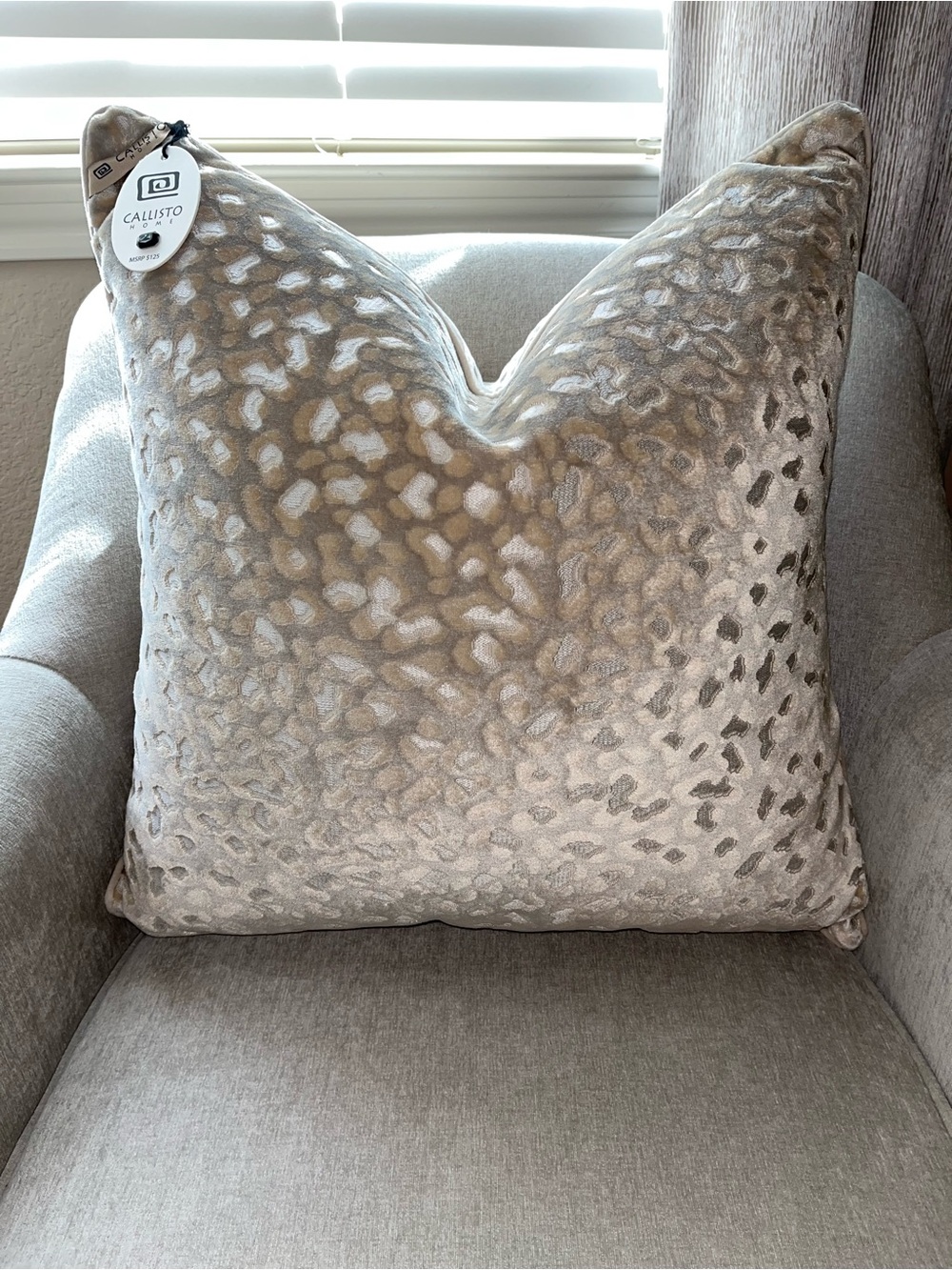 1-NWT CALLISTO HOME
GOLD GRAY LEOPARD DESIGN
LUXURY DECORATIVE PILLOW(T02753F11)